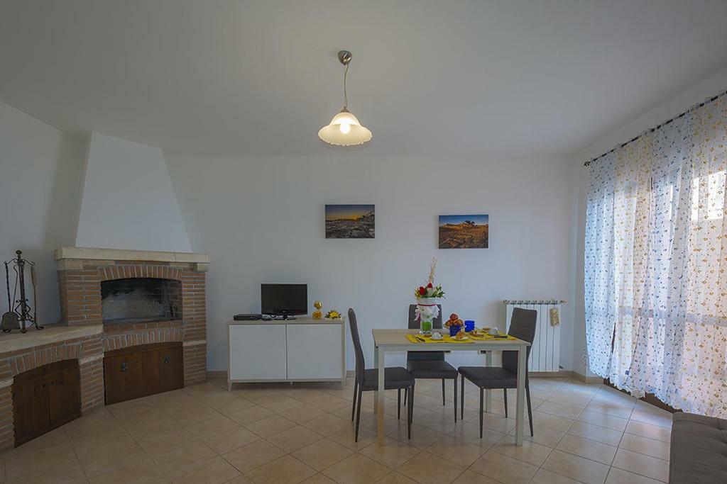 Tra Norba E Norma Villa Bagian luar foto